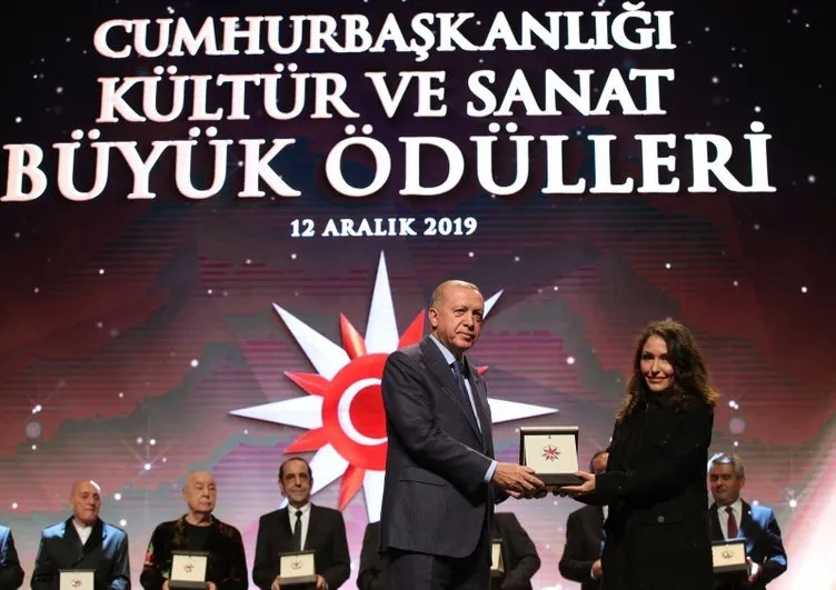 VEFA ÖDÜLÜ AHMET HALUK DURSUN ADINA KIZI HİLAL DURSUN'A