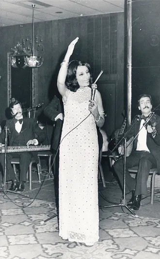 Safiye Ayla sahnede