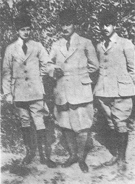 Mustafa Kemal, askerlikten istifa ettiği gün yaverleri Abbas ve Muzaffer ile