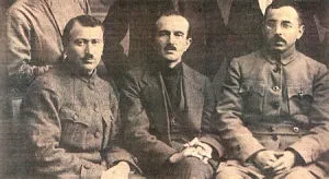 Türkiye Komünist Parti Kurucuları Mustafa Suphi (sağda), Genel Sekreter Ethem Nejat (ortada), İsmail Hakkı (solda)