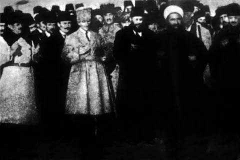 Atatürk ve Yahya Galip Ankarada birlikte dua ederken 1919