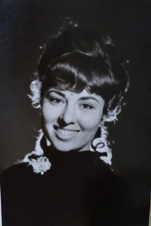İzmir Eğitim Enstitüsü son sınıfta, 19 yaşımdayım. (Fotoğrafı Çeken: Fotoğraf Sanatçısı Mustafa Vicir, Eşrefpaşa. 1965)