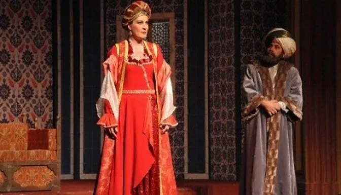 Hürrem Sultan adlı oyunundan bir sahne (Devlet Tiyatrosu)