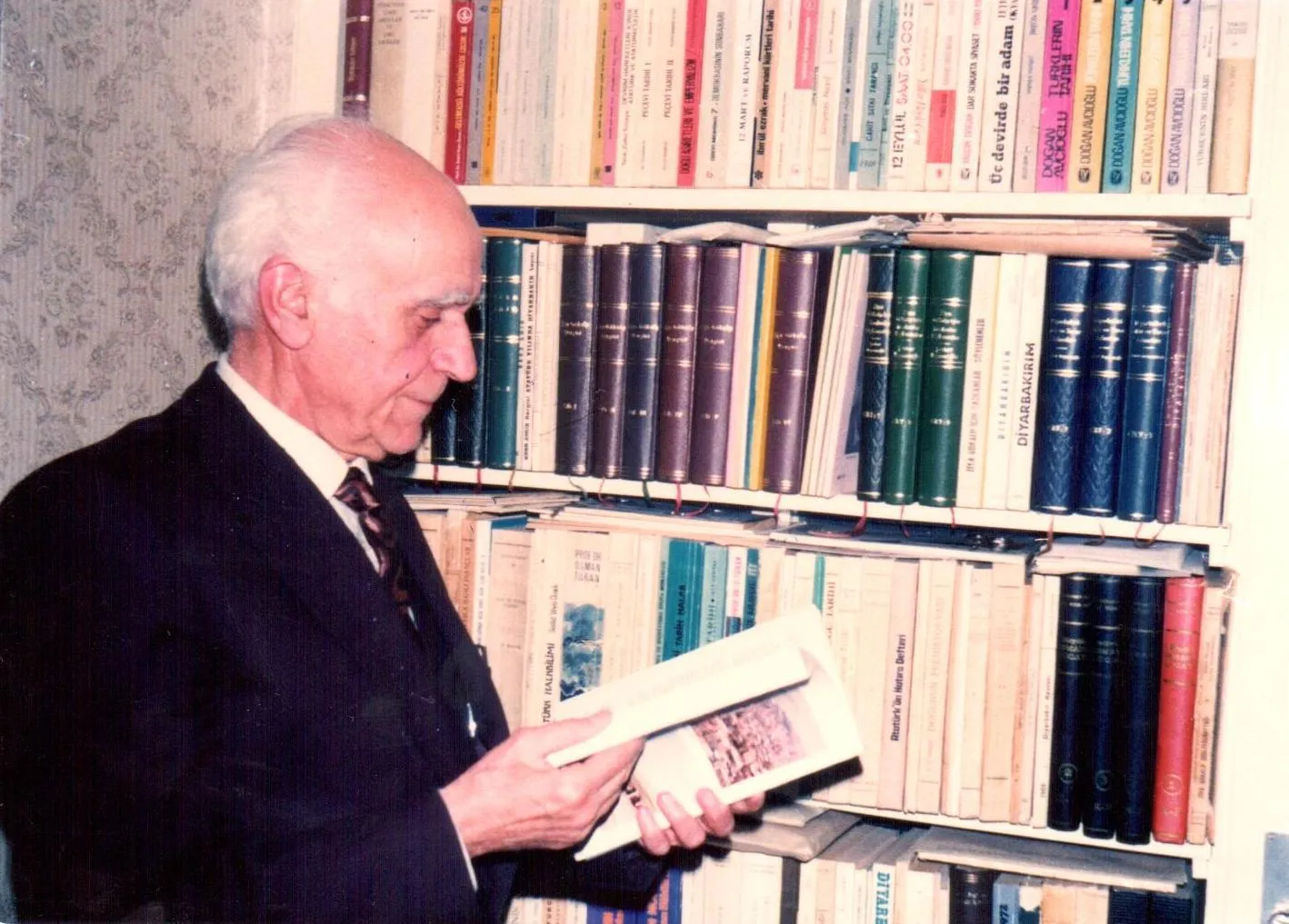 Araştırmalarıyla Diyarbakır tarihine ışık tutan Şevket Beysanoğlu'nun yılları, yine kütüphanesinde
