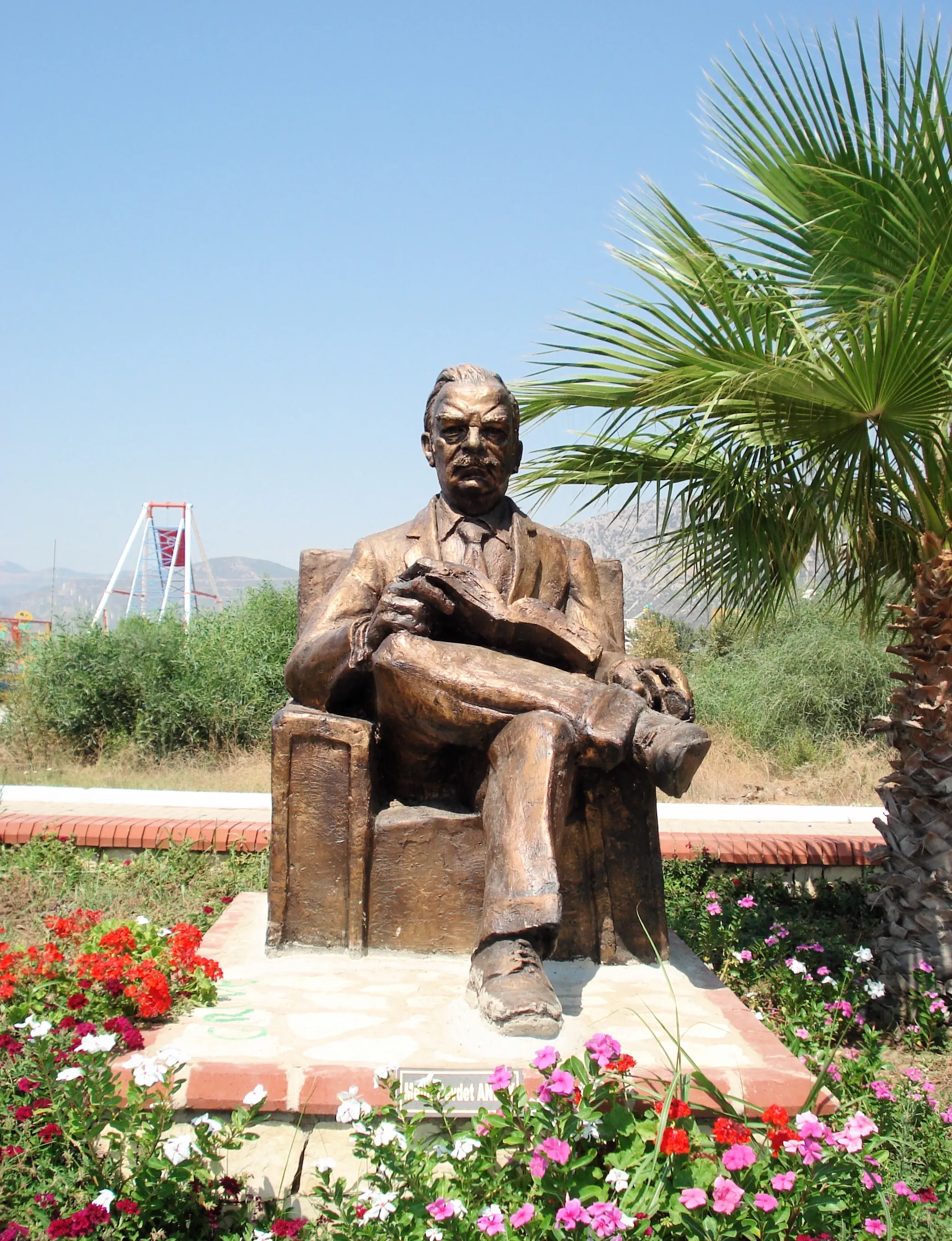 Melih Cevdet Anday heykeli