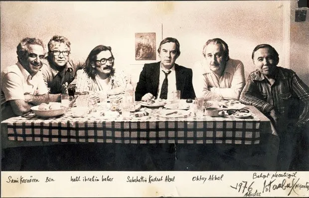 Oktay Akbal yazar dostlarıyla 1