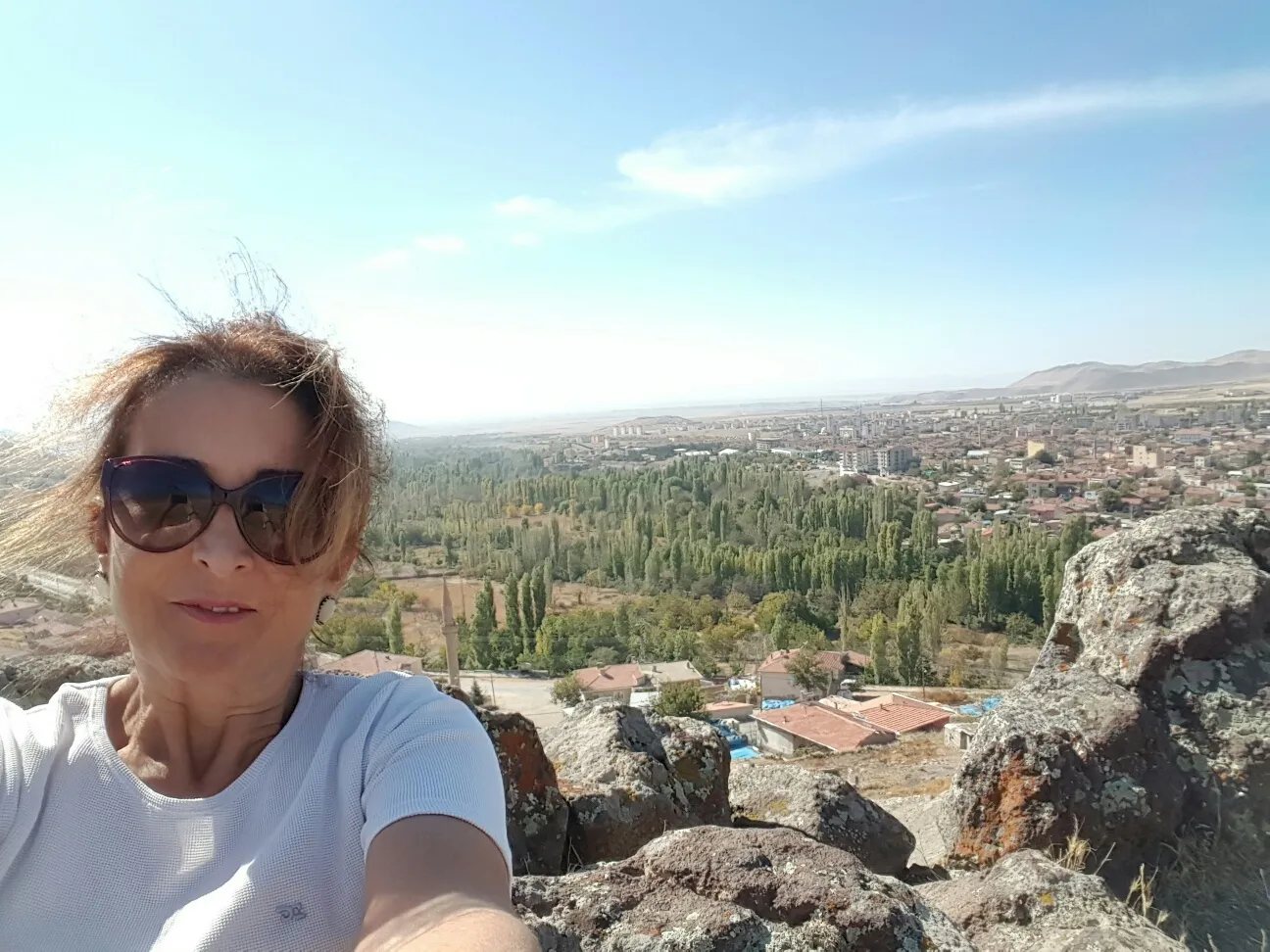 Haşdağan tepesinden Develi’nin bir kısmının görünümü ve kızı Dilara F. Özer