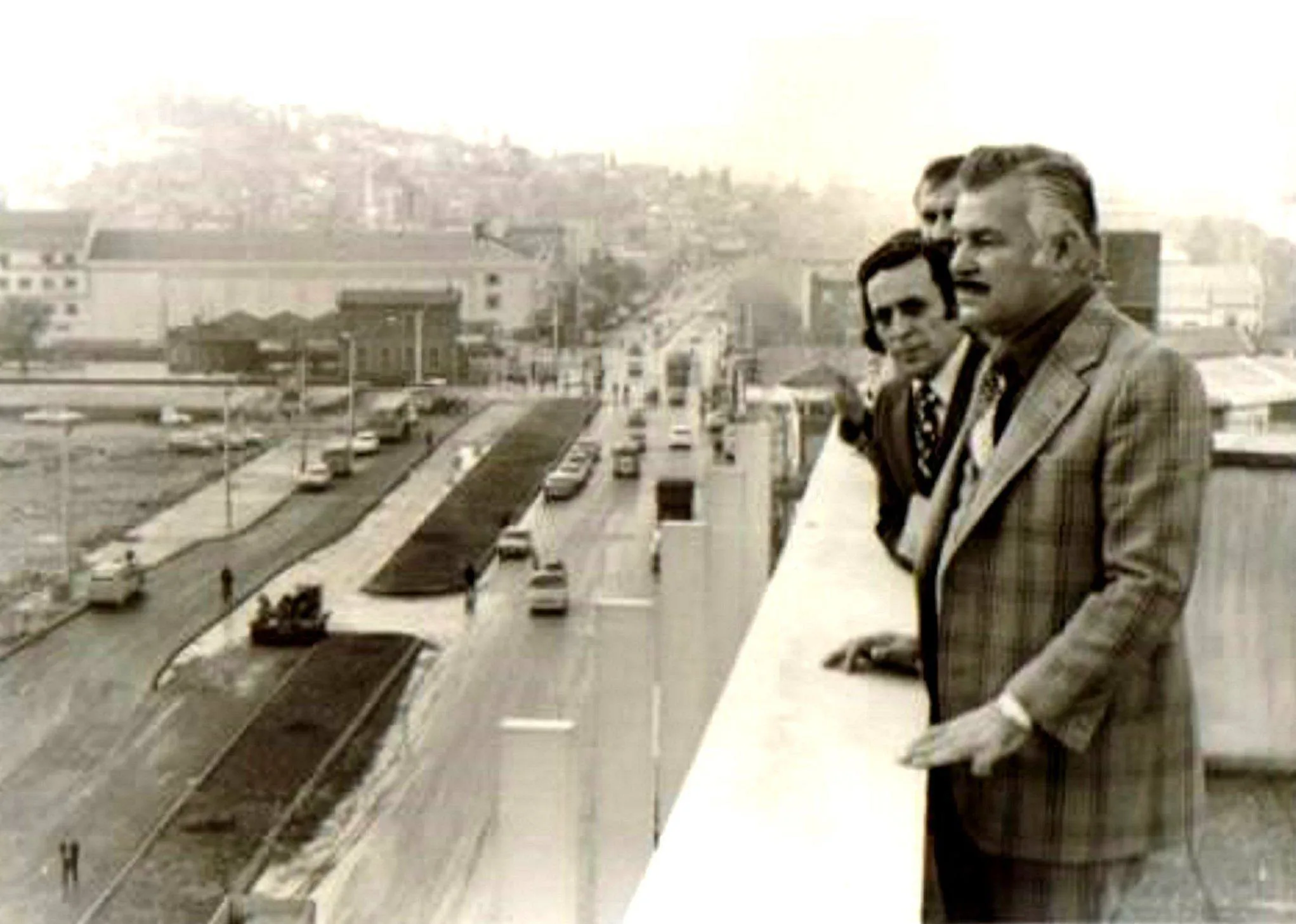 İhsan Alyanak cadde yapım çalışmalarını izlerken