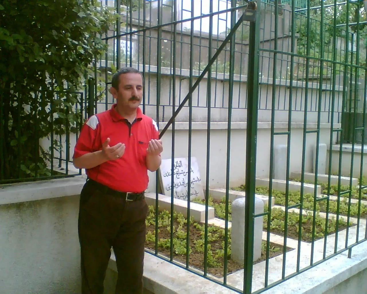 Necip Fazıl'ın kabrinde