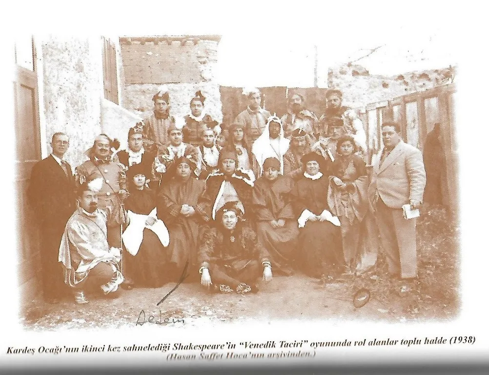 İlk Sırada Oturanlardan Sağdan İkinci.