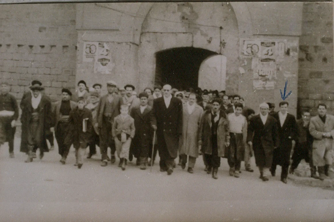 Diyarbakır'da mahkemeye giderken (1958) 1