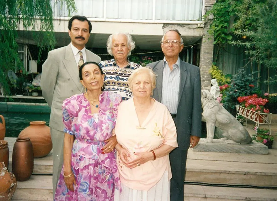 Turhan Taşan  Rauf Alanyalı, Dr. Irfan Dogrusöz. Önde; Safiye Ayla ve Semahat Özdenses