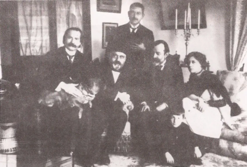 Abdülhak Hamid, Sami Paşazade Sezai, Rıza Tevfik ve Lüsyen Hanım, ayakta Celal Nuri İleri