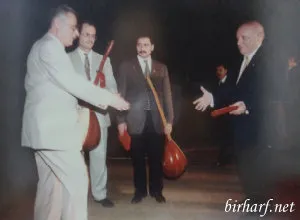 Cumhurbaşkanı Süleyman Demirel'den Kültür Bakanlığı Atatürk ve Devrimleri Komulu Şiir yarışması 3.cülük Plaketini Alırken