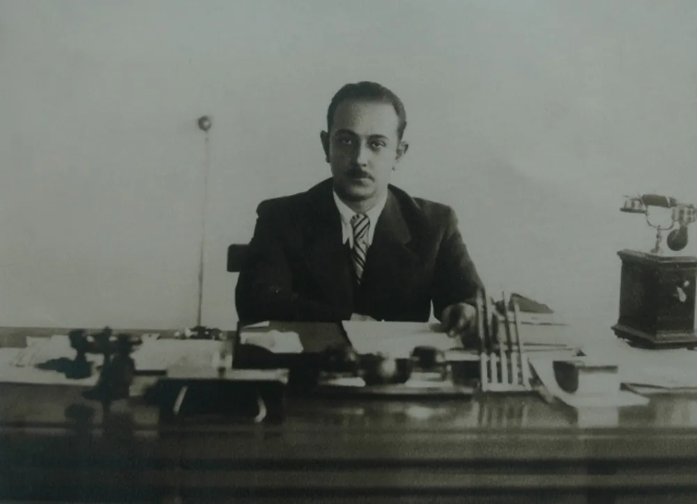 Mahir İz, Nişantaşı Ortaokulu Müdürü iken (1940'lı yıllar)