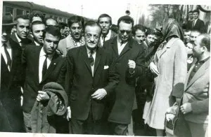 Hasan Sami Bolak (solda, elinde palto olan) ve Üstad Necip Fazıl Kısakürek