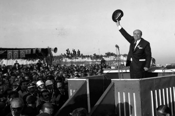 Süleyman Demirel, meşhur şapkasıyla  mitng meydanlarında 2