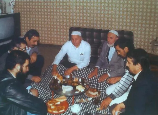 Prof. Dr.  Necmettin Erbakan, dostlarıyla yer sofrasında