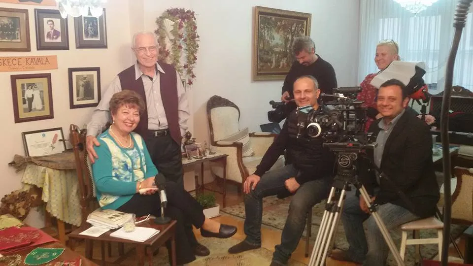 APİKAM (Ahmet Priştina İzmir Kent Arşivi Müzesi) görevlileri, "Buca Göç ve Mübadele Anı Evi" açılmadan önce İzmir-Karşıyaka'daki evimize birkaç kez geldiler. Mübadil ailemin hikayesini alattığım "MÜBADELEDEN KALAN" adlı videomu çektiler. Ailemin Yunanistan'dan gelirken getirdiği bütün anı fotoğraf ve eşyaları Anı Evi'ne bağışladım. ( Eylül, 2017)