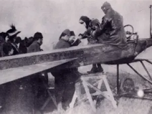 Pilot Fethi Bey Belkıs Hanımı Uçaktan İndirirken