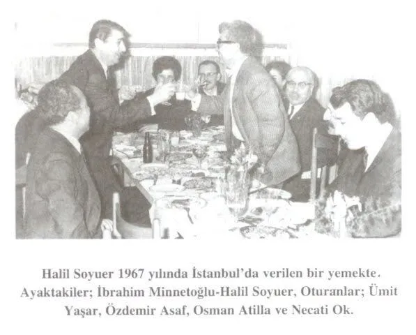 Halil Soyuer, 1967 yılında bir yemekte İbrahim Minnetoğlu, Ümit Yaşar, Özdemir Asafa, Osman Atilla, Necati Ok ile