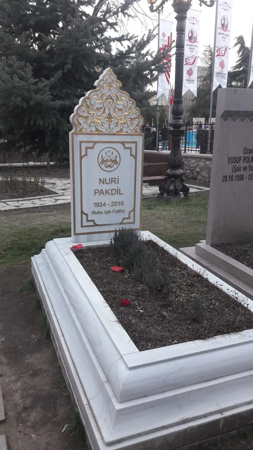 Nuri Pakdil kabri