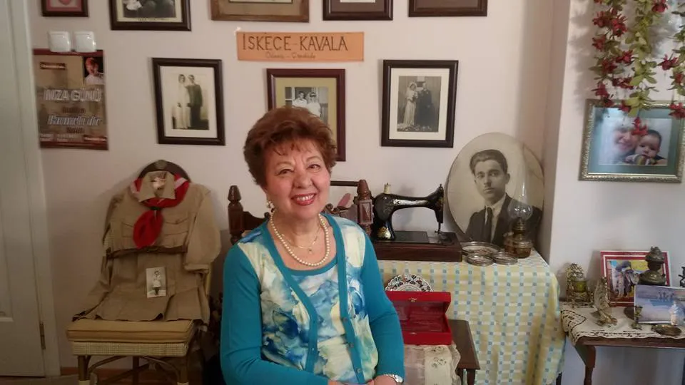 APİKAM (Ahmet Priştina İzmir Kent Arşivi Müzesi) görevlileri, "Buca Göç ve Mübadele Anı Evi" açılmadan önce İzmir-Karşıyaka'daki evimize birkaç kez geldiler. Mübadil ailemin hikayesini alattığım "MÜBADELEDEN KALAN" adlı videomu çektiler. Ailemin Yunanistan'dan gelirken getirdiği bütün anı fotoğraf ve eşyaları Anı Evi'ne bağışladım. ( Eylül, 2017)