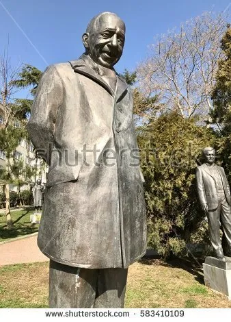 Asım Bezirci'in Abbasağa Parkındaki heykeli