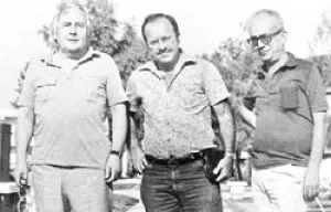 Oktay Akbal iki arkadaşı ile