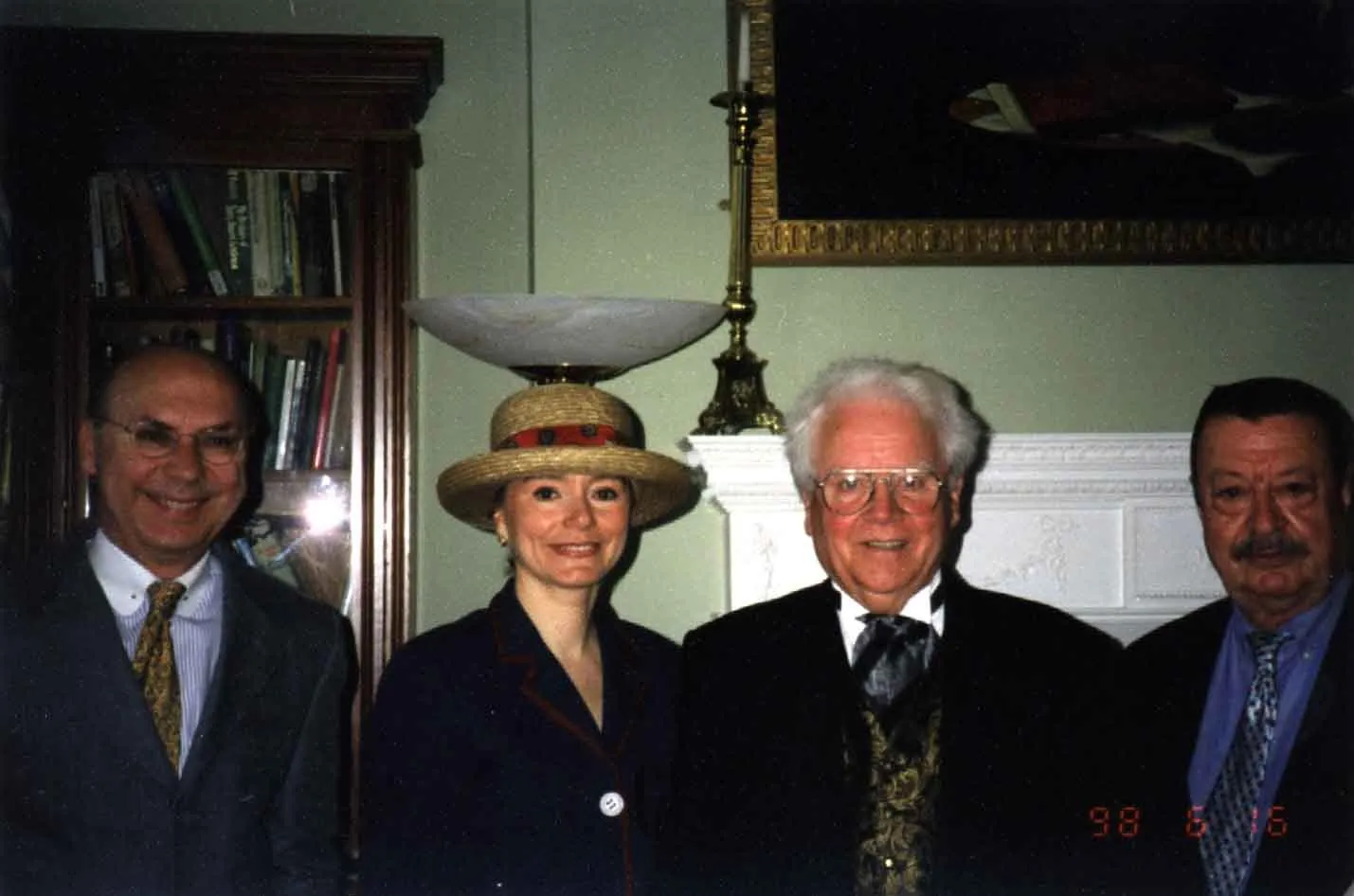 (Sağdan ikinci) James Joyce’un kız kardeşinin oğlu Ken Monahan, (soldan sağa) Murat ve Zeynep Ersavcı, (sağda) Nevzat Erkmen)