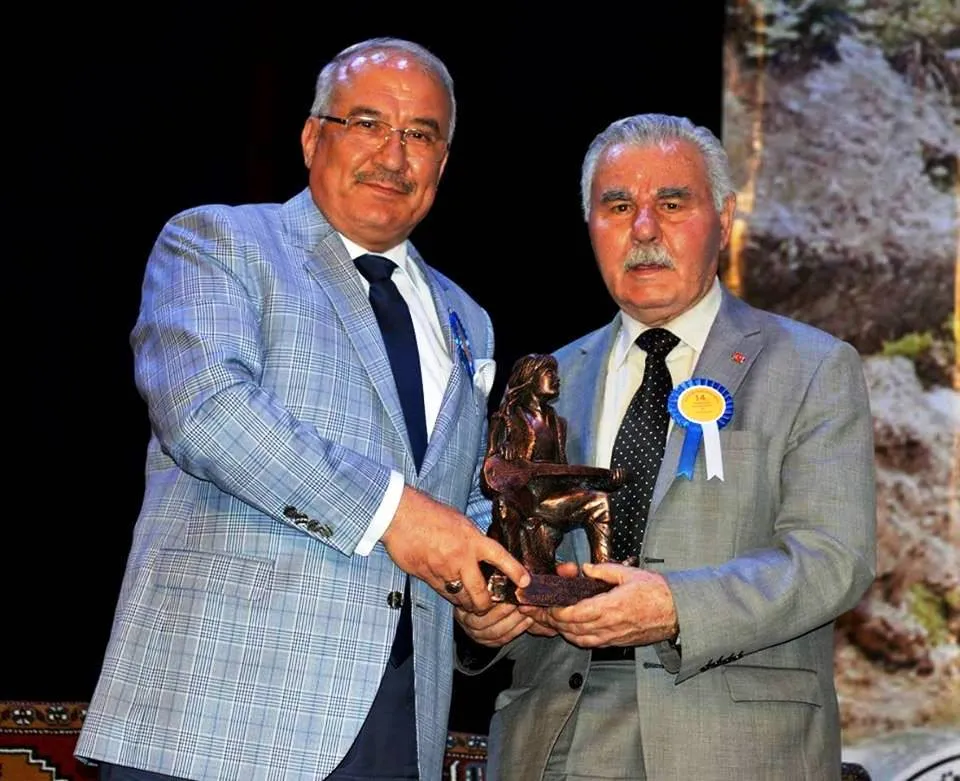 Mersin Büyükşehir belediye Başkanı Burhanettin Kocamaz'dan Karacaoğlan Onur Ödülünü Alırken.