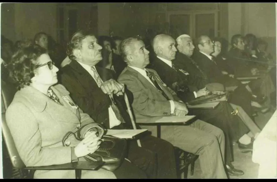 Soldan sağa; Esma Ocak, Abdüssettar Hayati Avşar, Selahattin Yazıcıoğlu, Şevket Beysanoğlu, Vehbi Muhlis Dabakoğlu, Mehmet Karasarlıoğlu (vali) ve eşi
