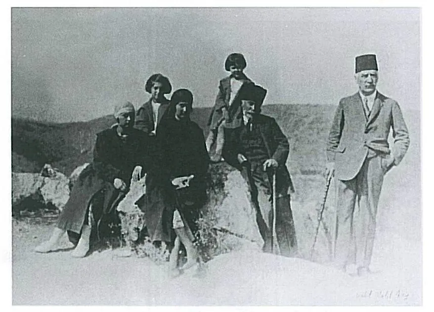Halil Halid (en sağda) 1923'te Ankara'da Büyük Esat bağında, ailesiyle birlikte