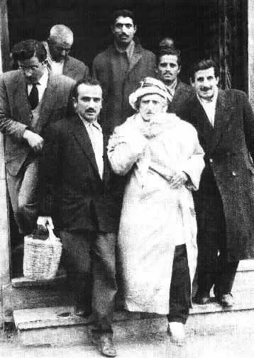 Bediüzzaman Said Nursî bir mahkemen çıkarken