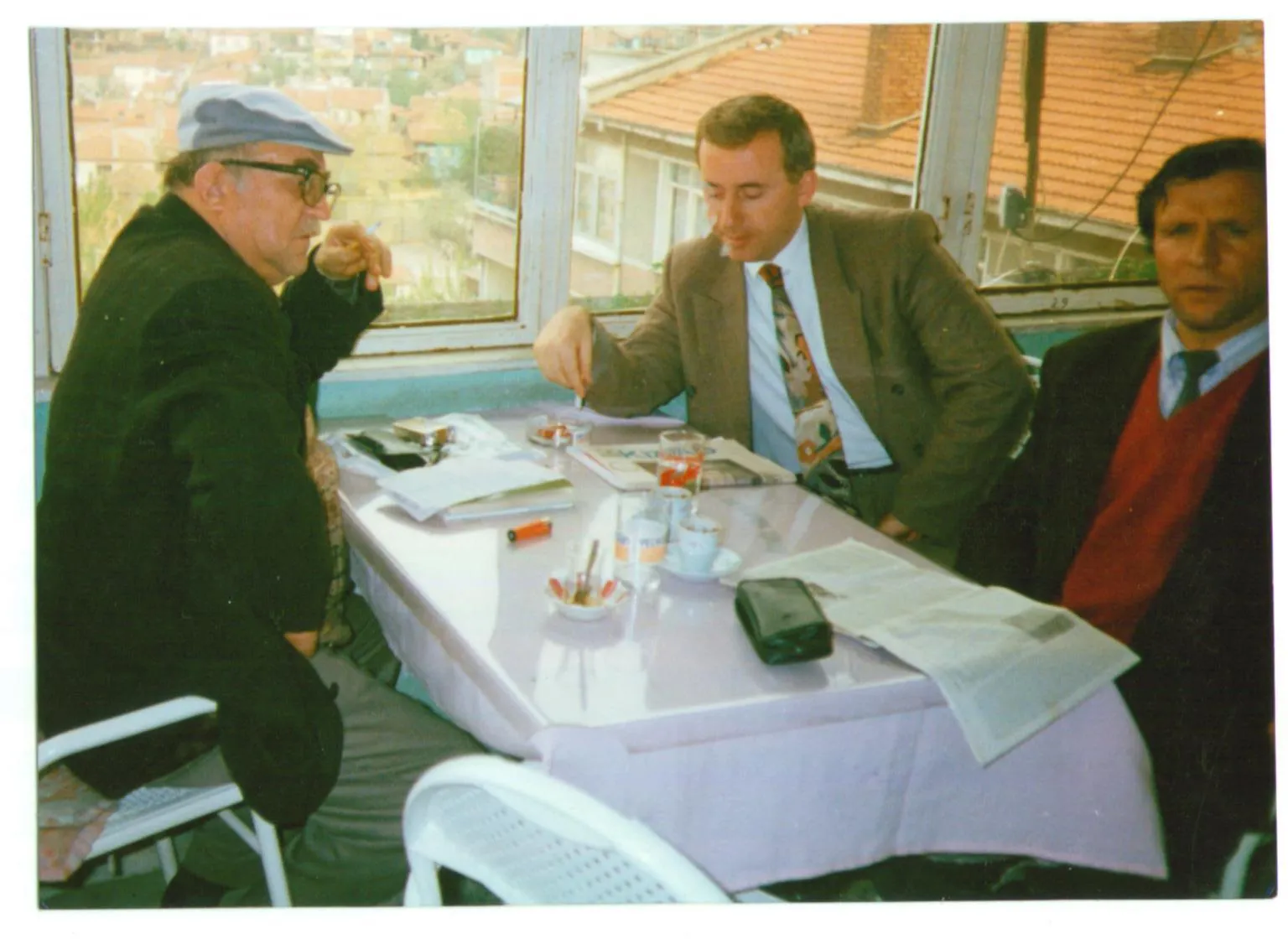 Serdar Ünver, şair İhsan Üren ve Hilmi Haşal ile