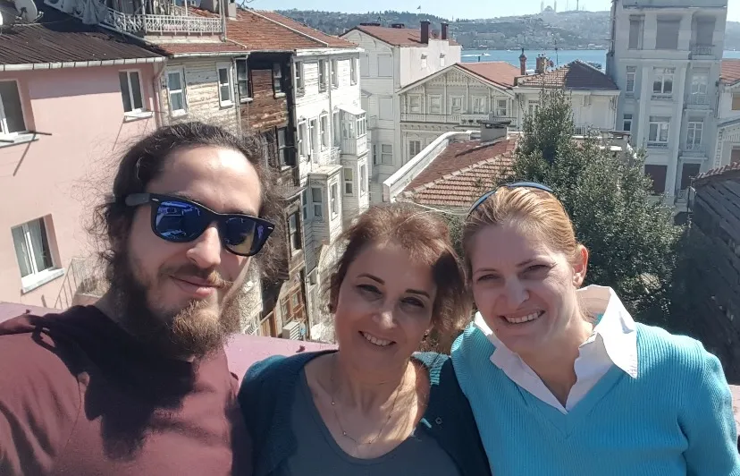 Torunu Birand Özer, kızı Dilara F. Özer, kızı S. Sevi Sevimay