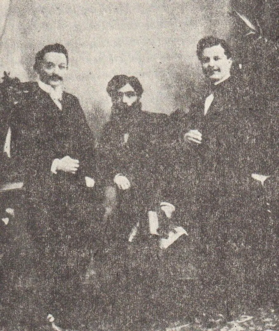 İshak Sukuti, iki  arkadaşının ortasında