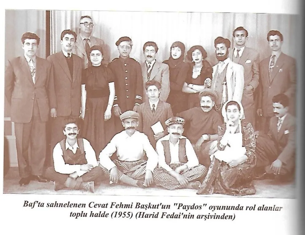 En Arka Sirda Ayakta Gözlüklü.