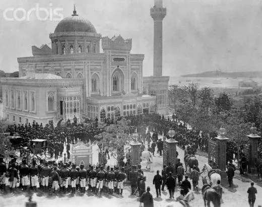 Sultan II. Abdülhamid  Yıldız Camii'ne  giriş yaparken