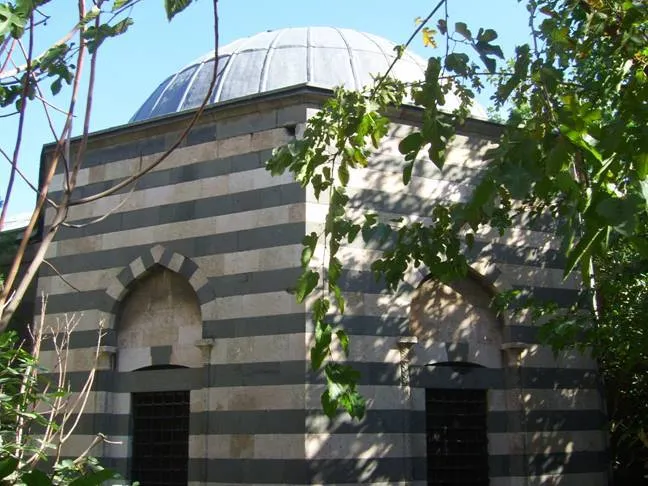 Özdemiroğlu Osman Paşa Türbesi  Dış Cephe (Diyarbakır) 2 SÜTUN