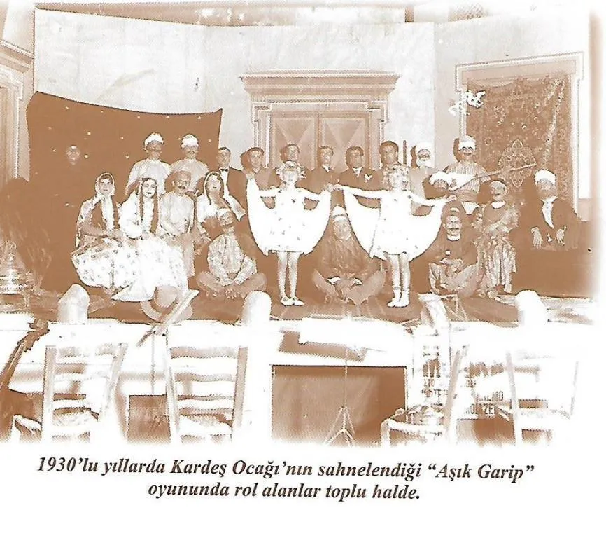 En Arka Sira Ayaktakilerden Sağdan Dördüncü.