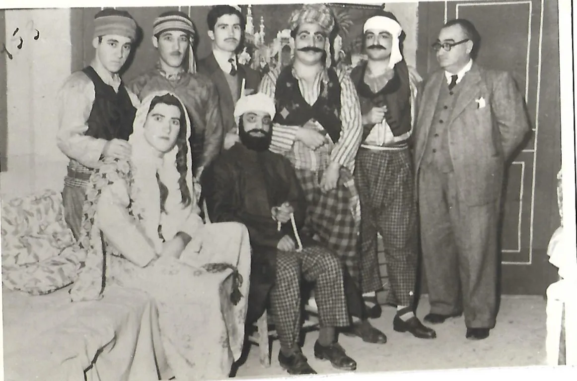 Ayaktakilerden Sağ Başta. Bir Piyes Öncesi.