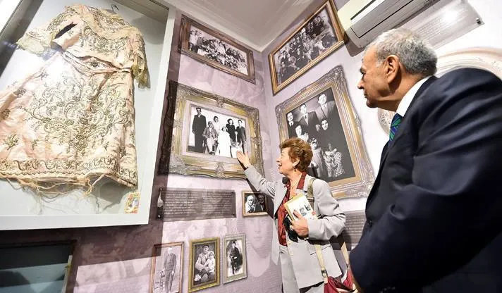 "Buca Göç ve Mübadele Anı Evi"nin açılış günü. Anı Evi'ne armağan ettiğim aile fotoğraflarım hakkında İBBB Aziz Kocaoğlu'na bilgi verip  gezdirmiştim. (10 Ekim 2017)