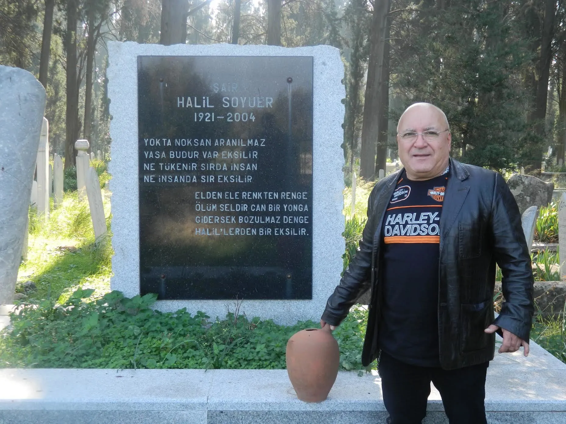 Halil Soyuer'in kabri (önünde oğlu Emrah Soyuer)