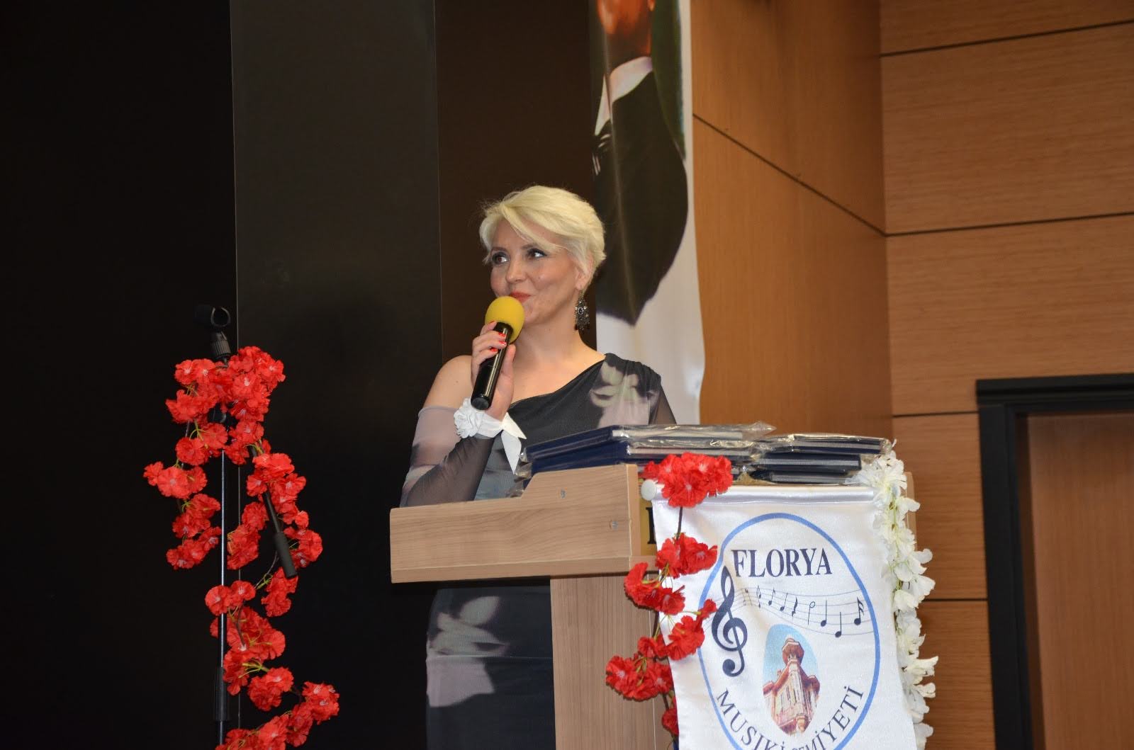 Florya Musiki Cemiyeti konserlerinden sunuculuk yaptığım bir foto...(2024)
