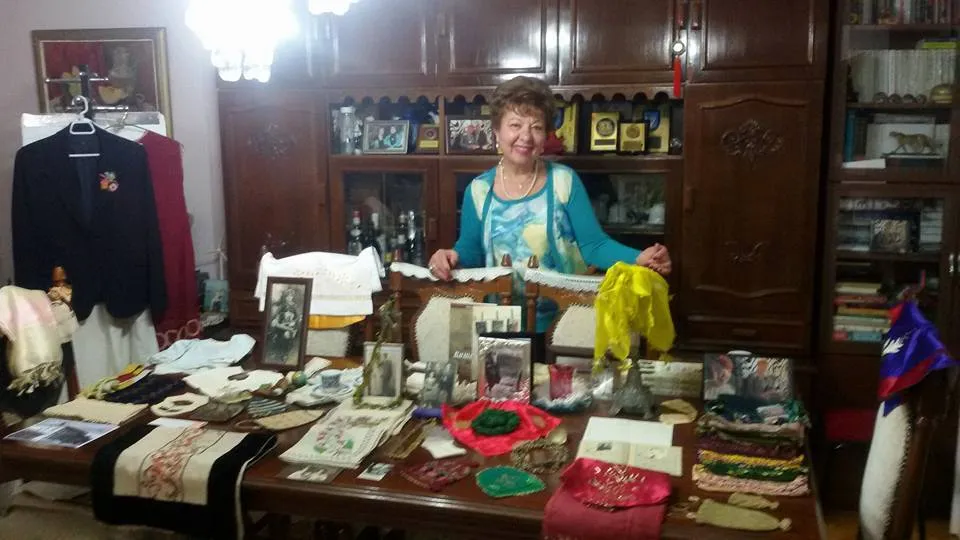 APİKAM (Ahmet Priştina İzmir Kent Arşivi Müzesi) görevlileri, "Buca Göç ve Mübadele Anı Evi" açılmadan önce İzmir-Karşıyaka'daki evimize birkaç kez geldiler. Mübadil ailemin hikayesini alattığım "MÜBADELEDEN KALAN" adlı videomu çektiler. Ailemin Yunanistan'dan gelirken getirdiği bütün anı fotoğraf ve eşyaları Anı Evi'ne bağışladım. ( Eylül, 2017)