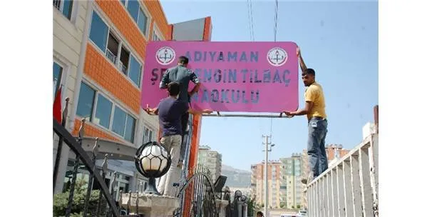 Engin Tilbaç Anaokulu levhası yerine takılırken