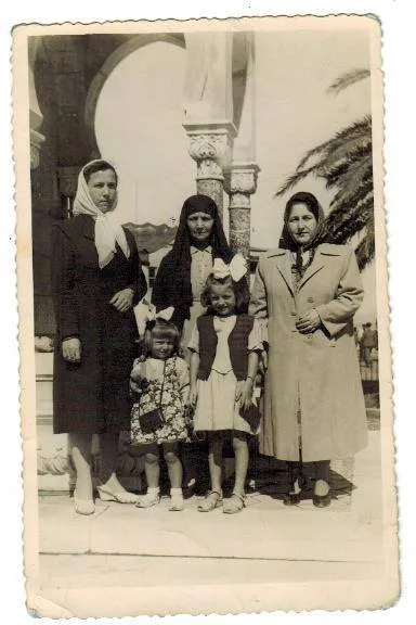 Arka Sıra (Soldan): Annem Aliye Köken, Anneannem Kavalalı Ayşe Hanım, Akrabamız Nedime teyze.  Ön Sıra (Soldan): Firdevs Köken, Dayımın Kızı Zehra ablam. ( İzmir-1950)