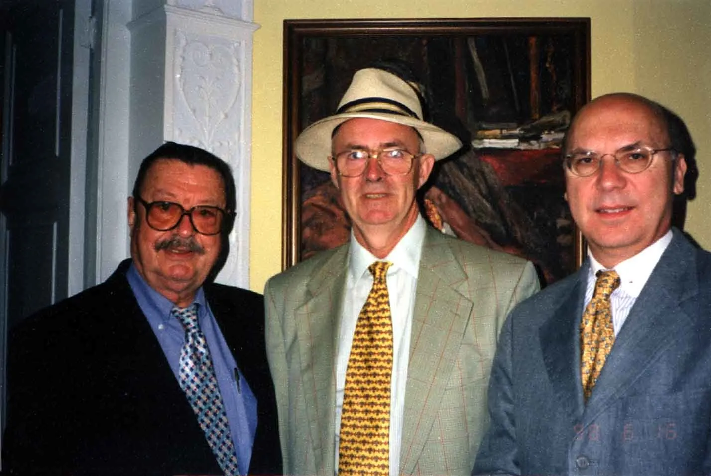 (Ortada) James Joyce’un erkek kaddeşinin oğlu Bob Joyce,