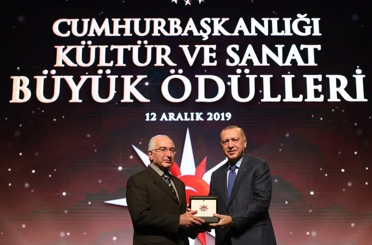 SOSYAL BİLİMLER ÖDÜLÜ AHMET YAŞAR OCAK'A